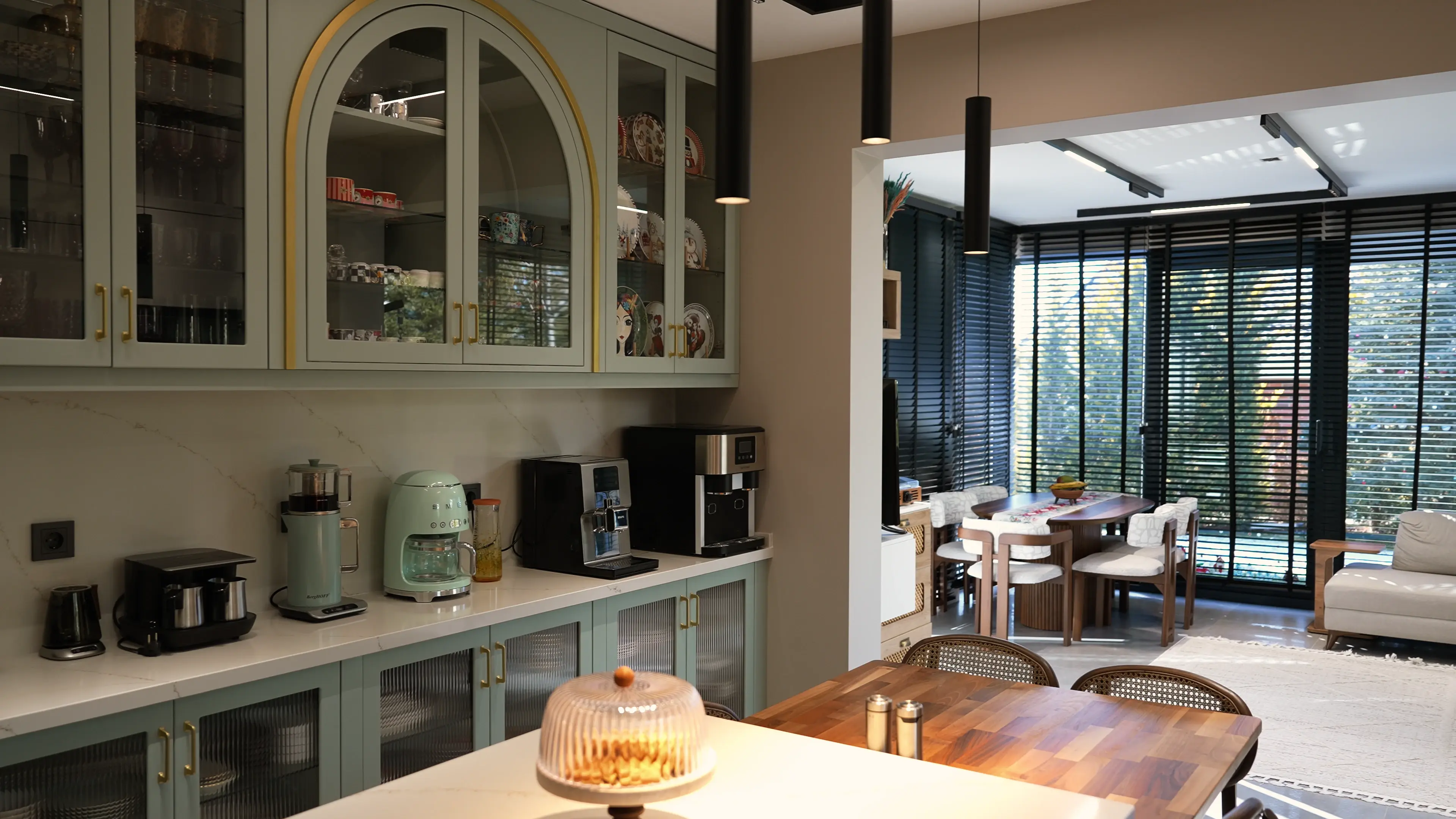 Gölbaşı villa mutfak dolapları ve yaşam alanı bağlantısı