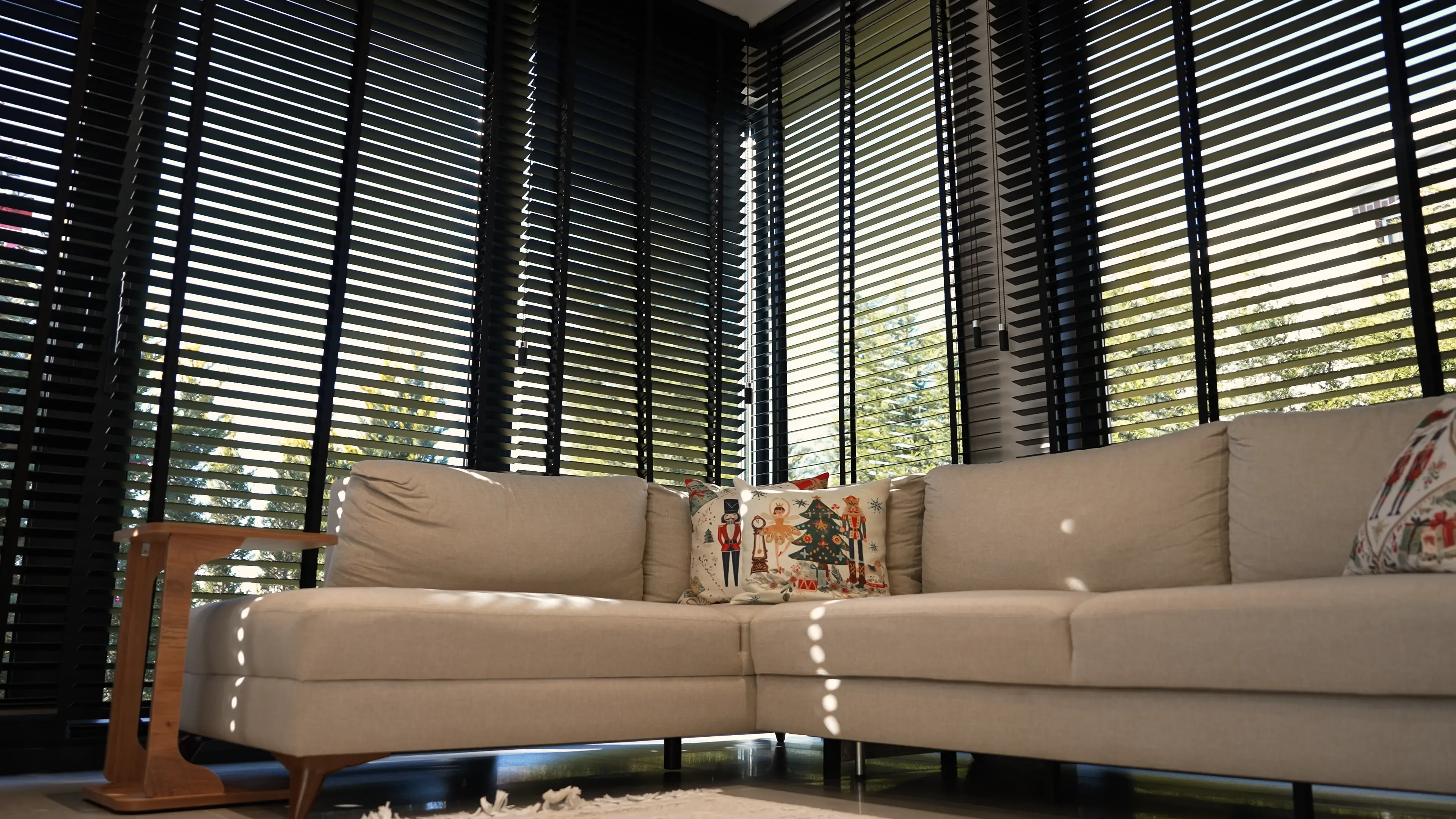 Gölbaşı villa camlı oturma alanı ve jaluziler