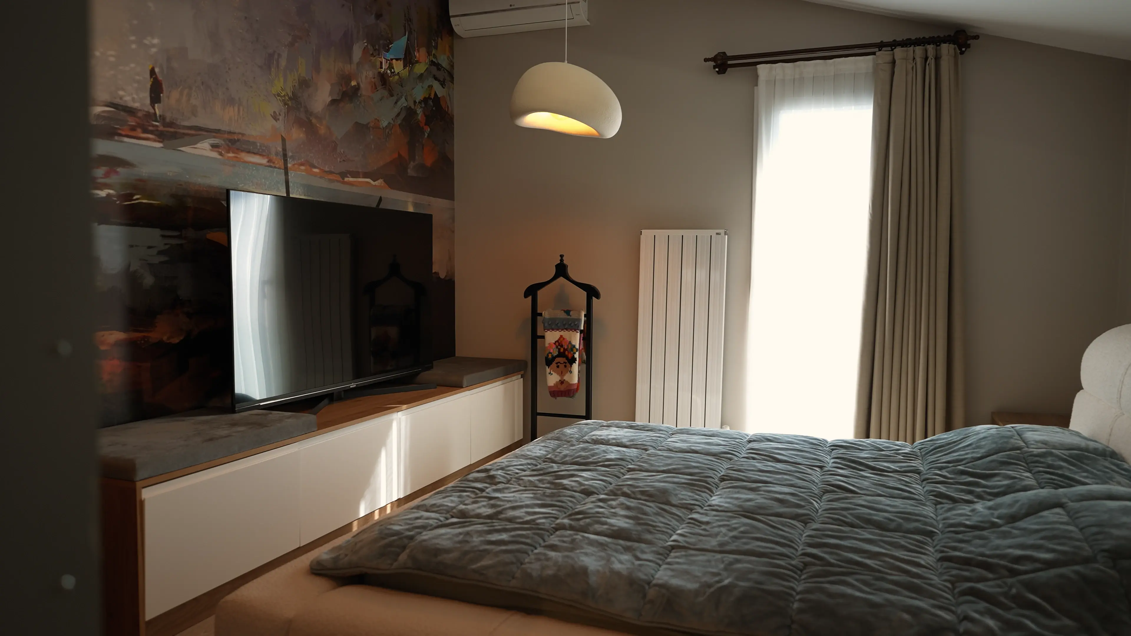 Gölbaşı villa yatak odası TV ünitesi ve aydınlatma