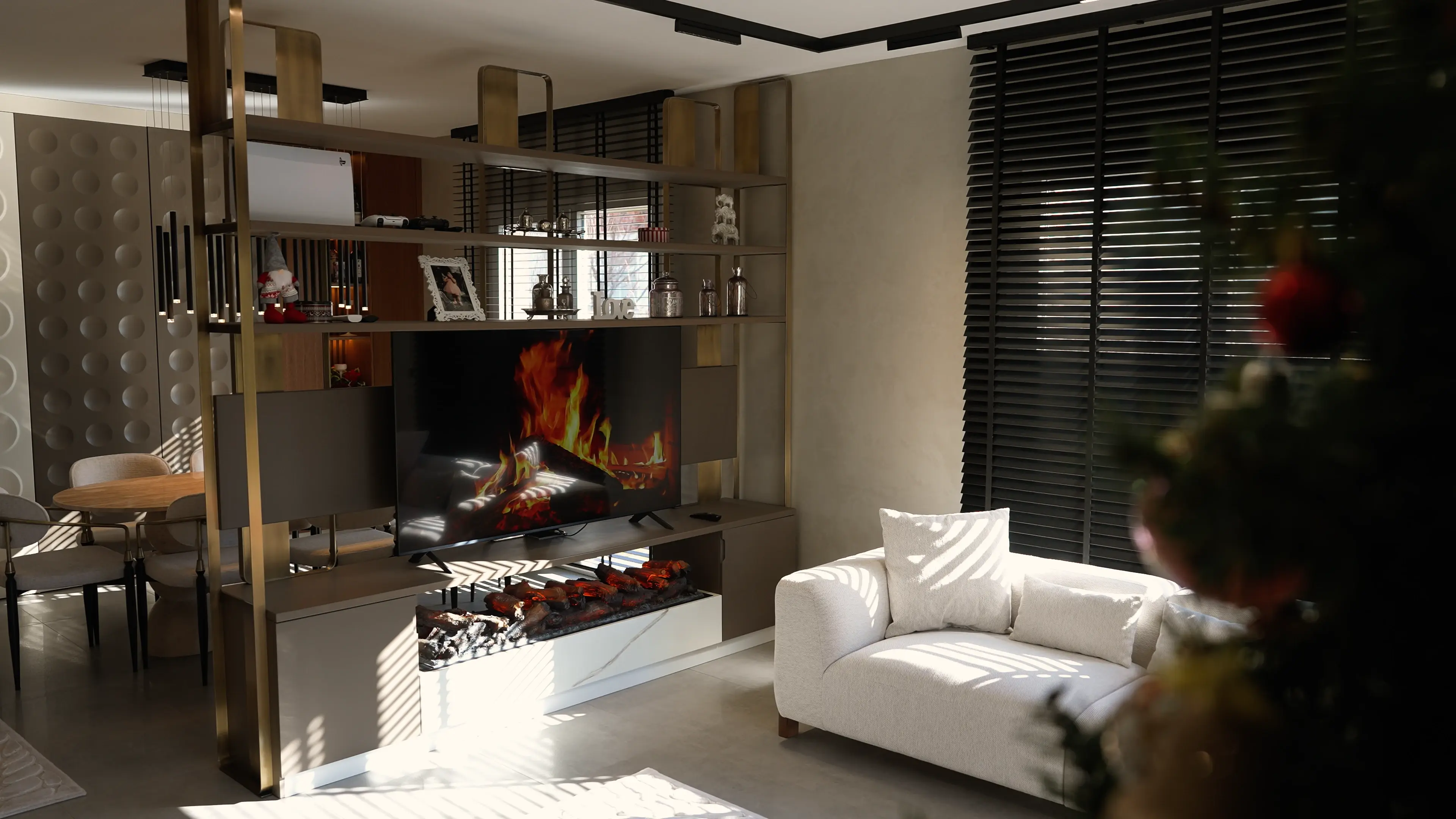 Gölbaşı villa salonunda özel TV ünitesi ve şömine detayı