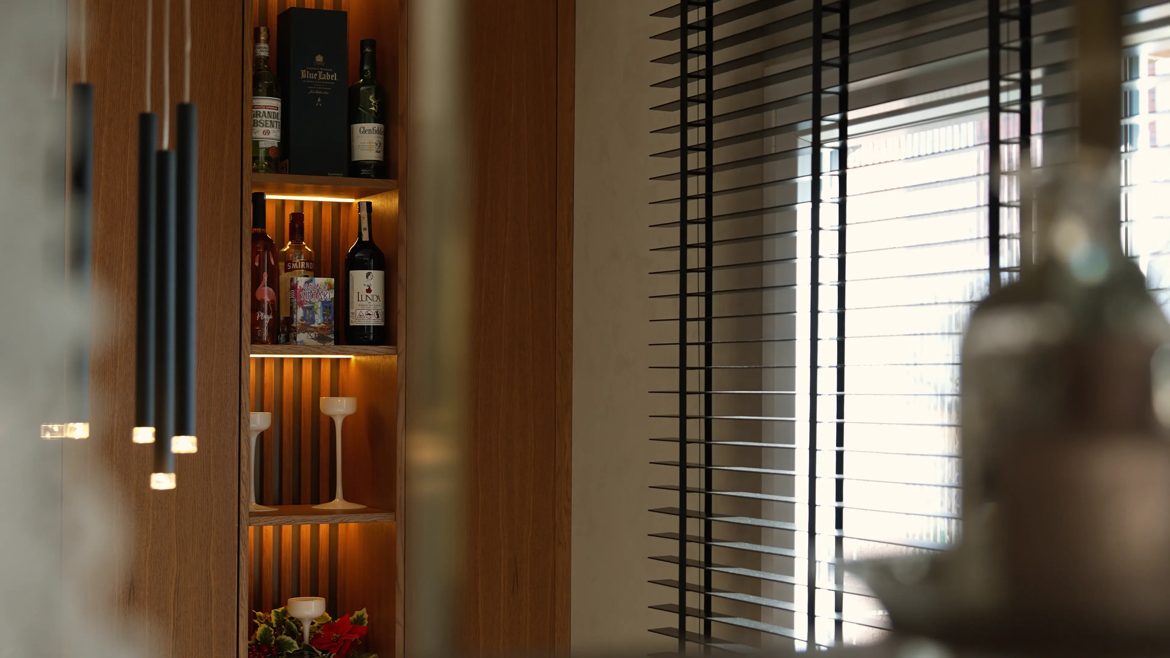 Gölbaşı villa ahşap raf ve dekoratif aydınlatma detayı