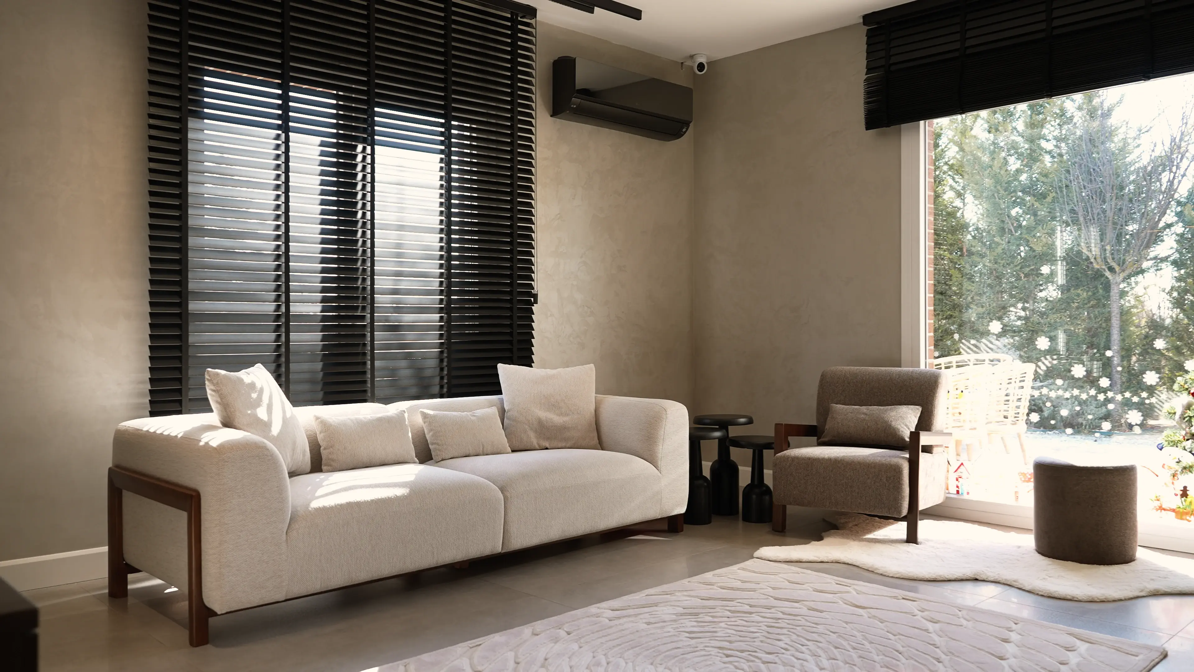 Gölbaşı villa gün ışığı alan oturma bölümü