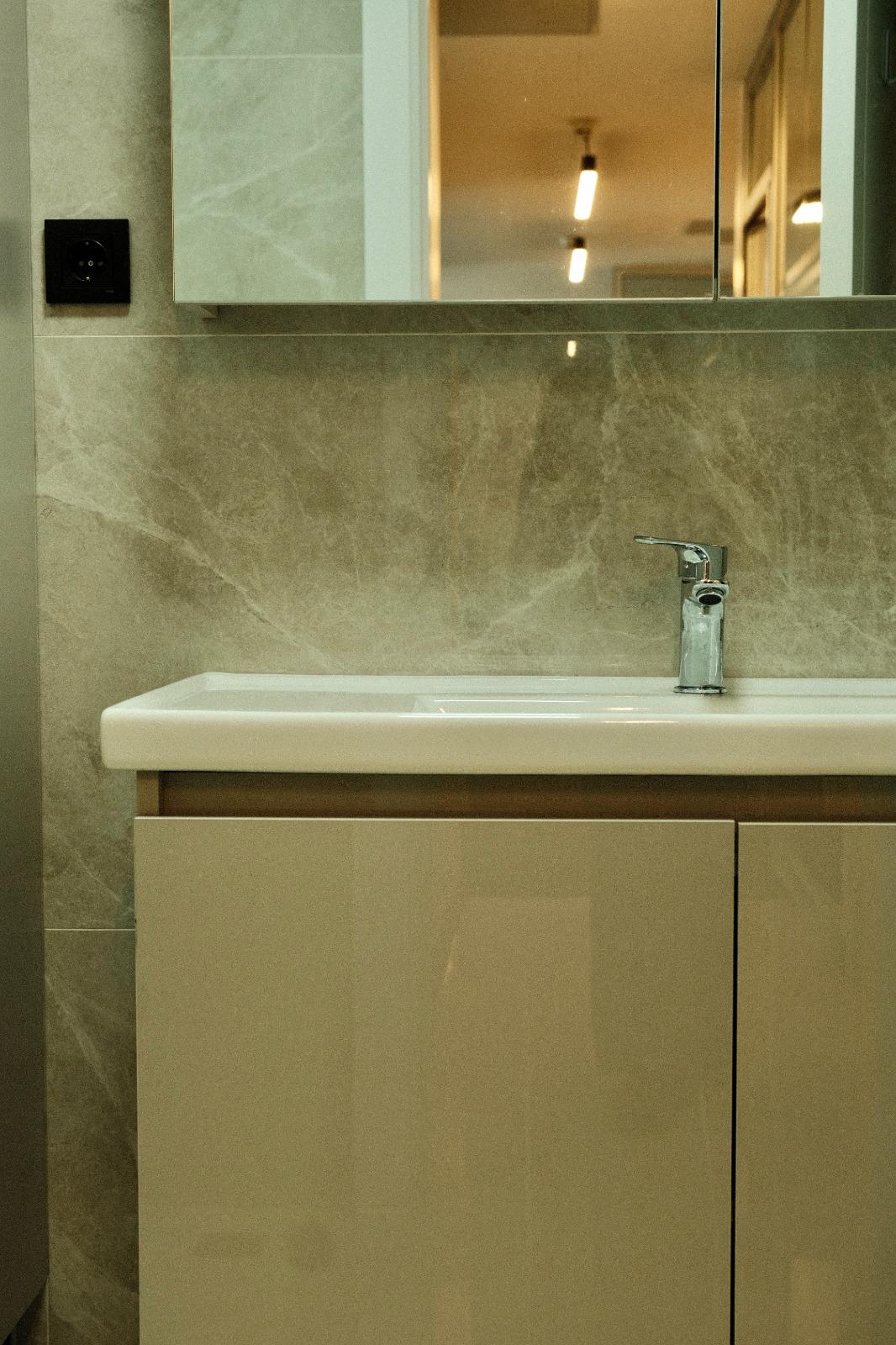 Tera Finans ofisi ıslak hacim lavabo dolabı ve ayna