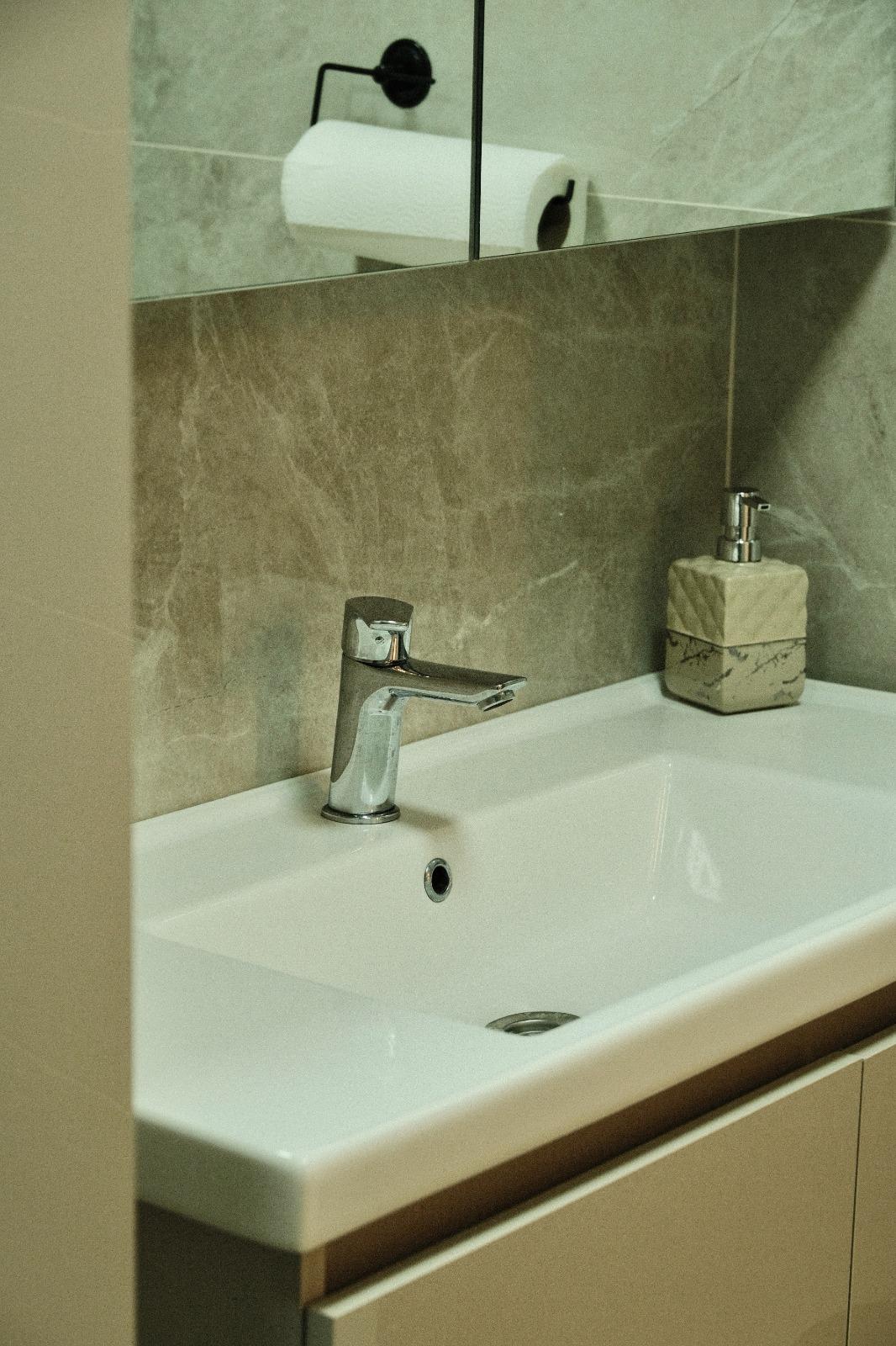 Tepe Prime ofisinde lavabo ve duvar kaplama detayı