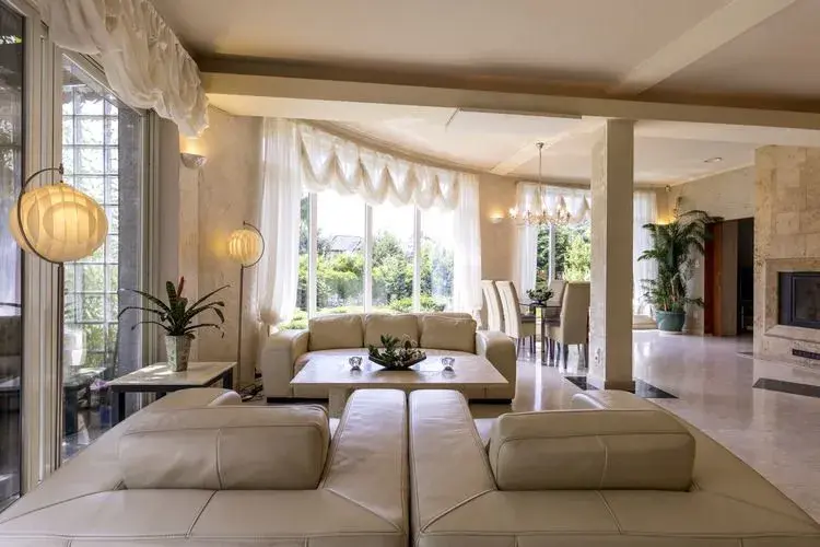 Villa oturma odası deri mobilyali